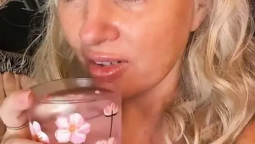 Bir şeyleri saklamakta gerçekten iyi.