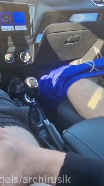 I secretly jerked off a big cock to a student during a break near school. Do you want to suck our cocks? | Clip 1