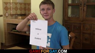 Гомосексуальный паренек соблазняет студентку