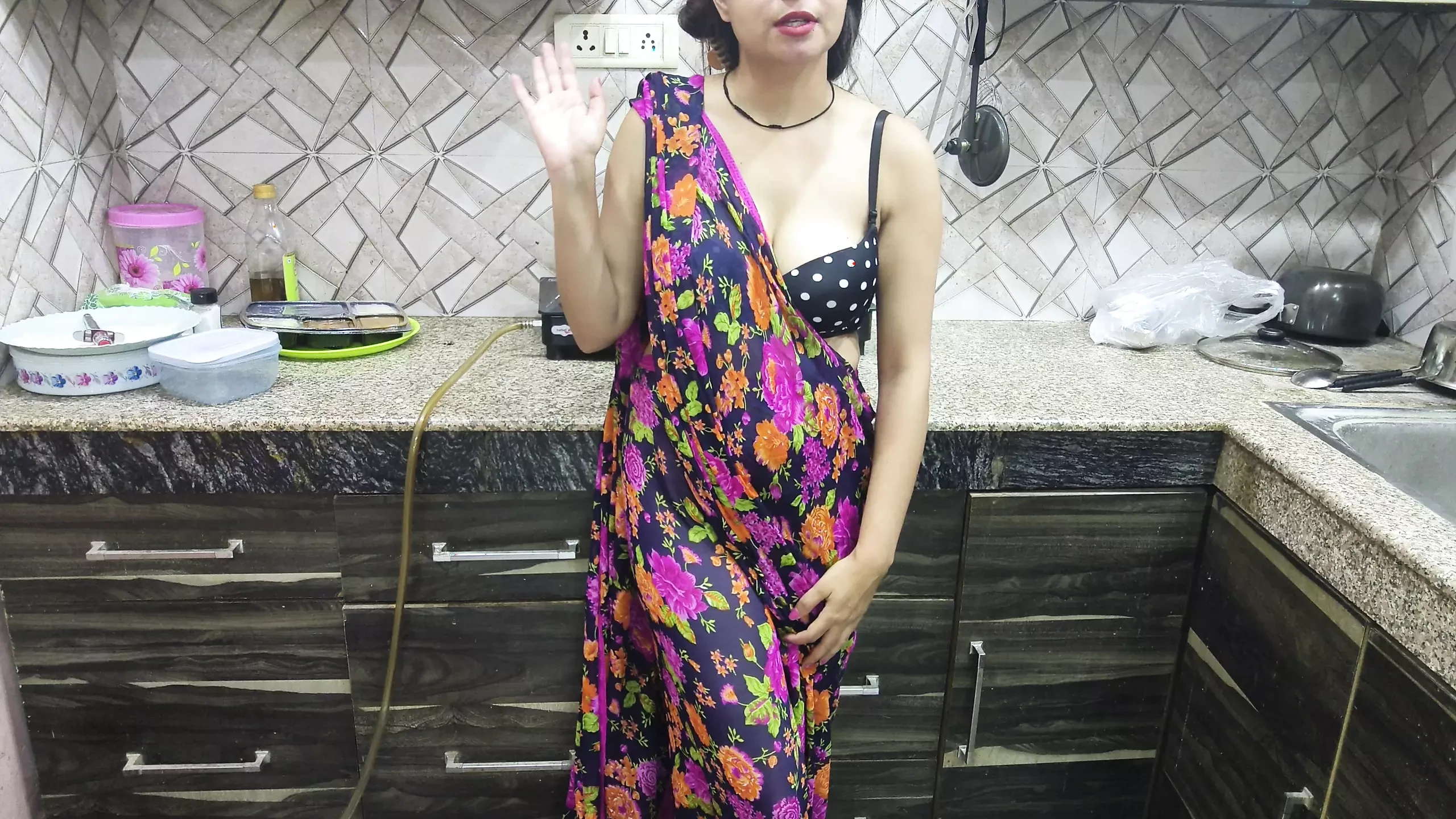 性感人妻allon在厨房里，来我的房间做爱并骑乘坚硬的鸡巴