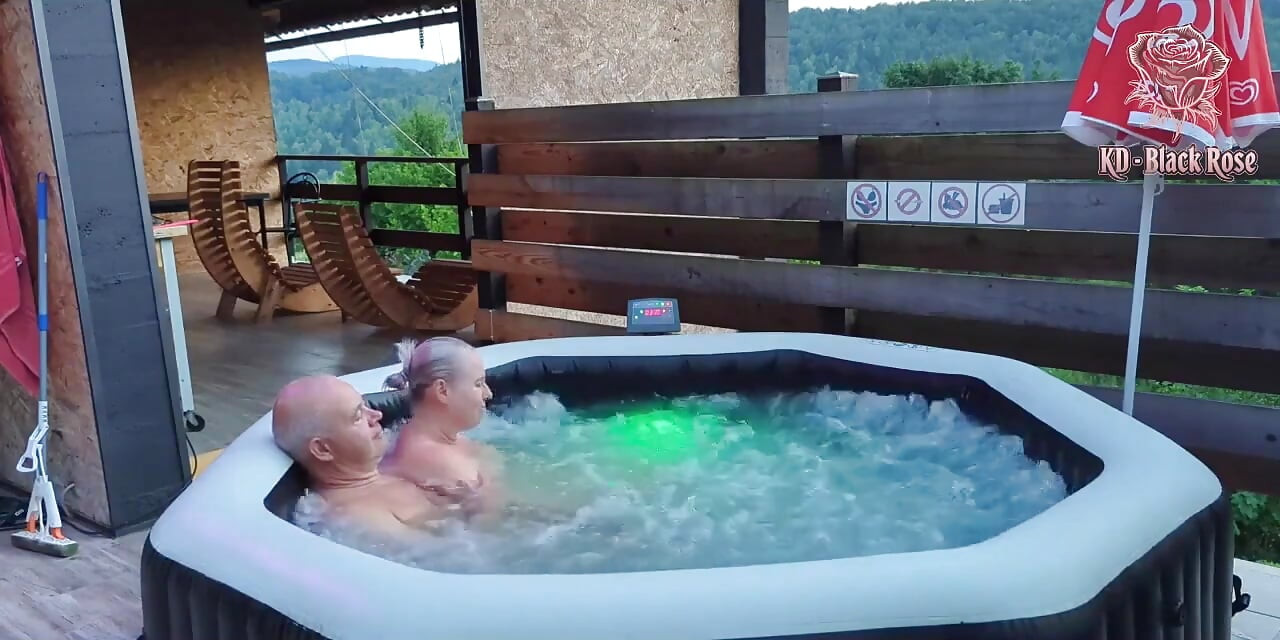 משחק בג'קוזי אהבה מרגיעה בג'קוזי