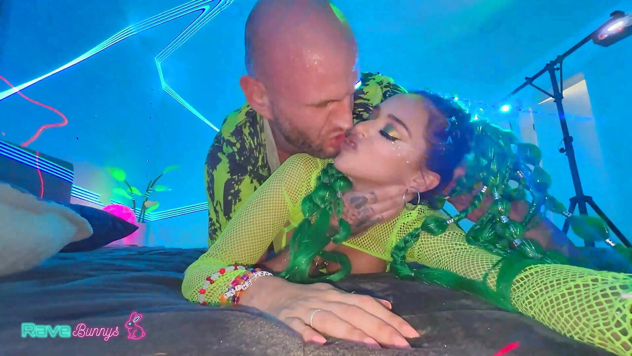 Neon-schönheit armani black rutscht aus der rave für eine lustvolle affäre!