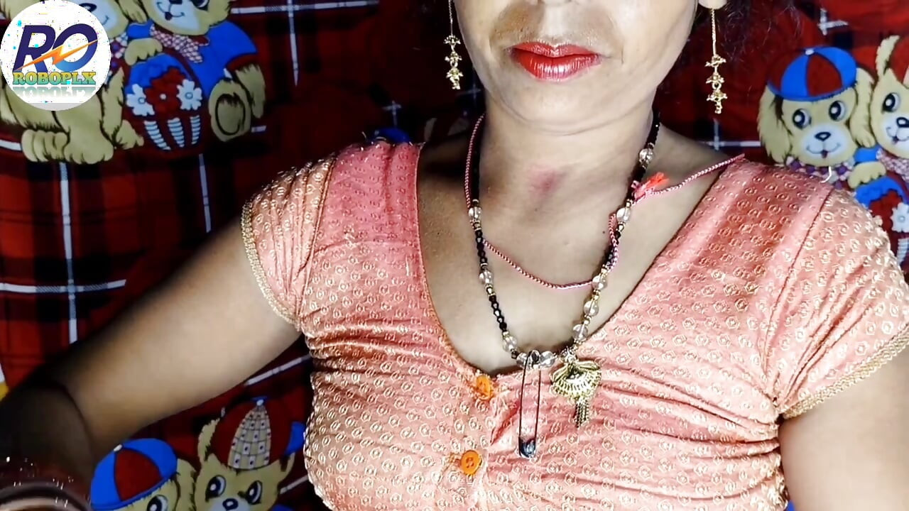 Desi indische bhabhi voll nackt, bekam ihre muschi gefickt und bekommt ihren arsch von hinten masturbiert, Hindi heißer sari entfernt und nackt