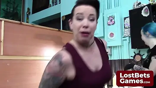 Doğum gününde dövme salonunun dışında gergin bir şekilde durdu