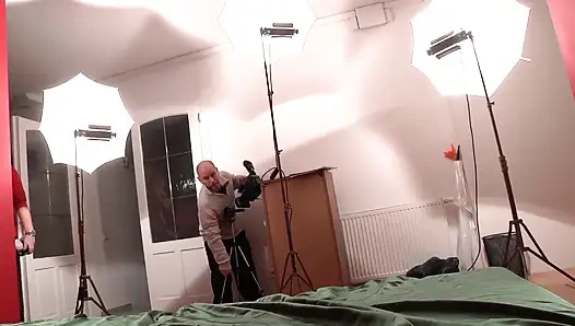 Две девушки, один член - возбужденные шлюшки делятся и дерутся за толстый хуй