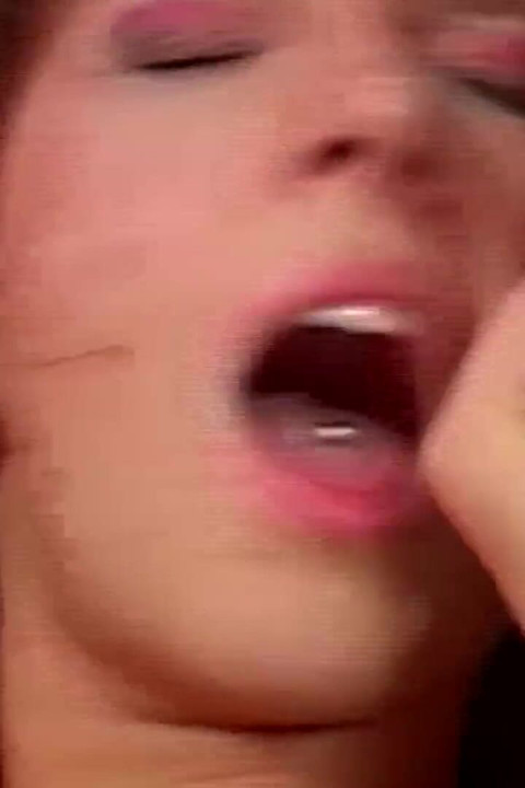 Heerlijke milf wordt in al haar gaatjes geneukt