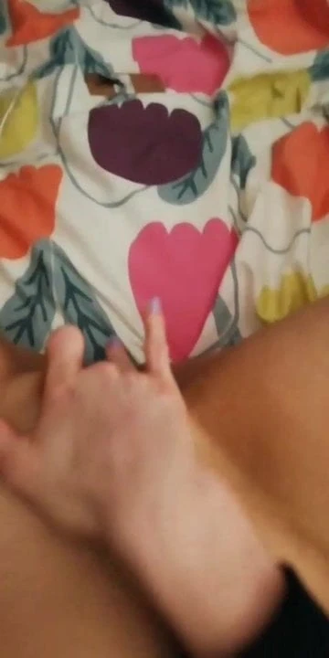 Making myself cum rubbing my clit!