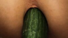 私のきつい小さな肛門でこの大きな野菜のおもちゃを楽しんでいます。