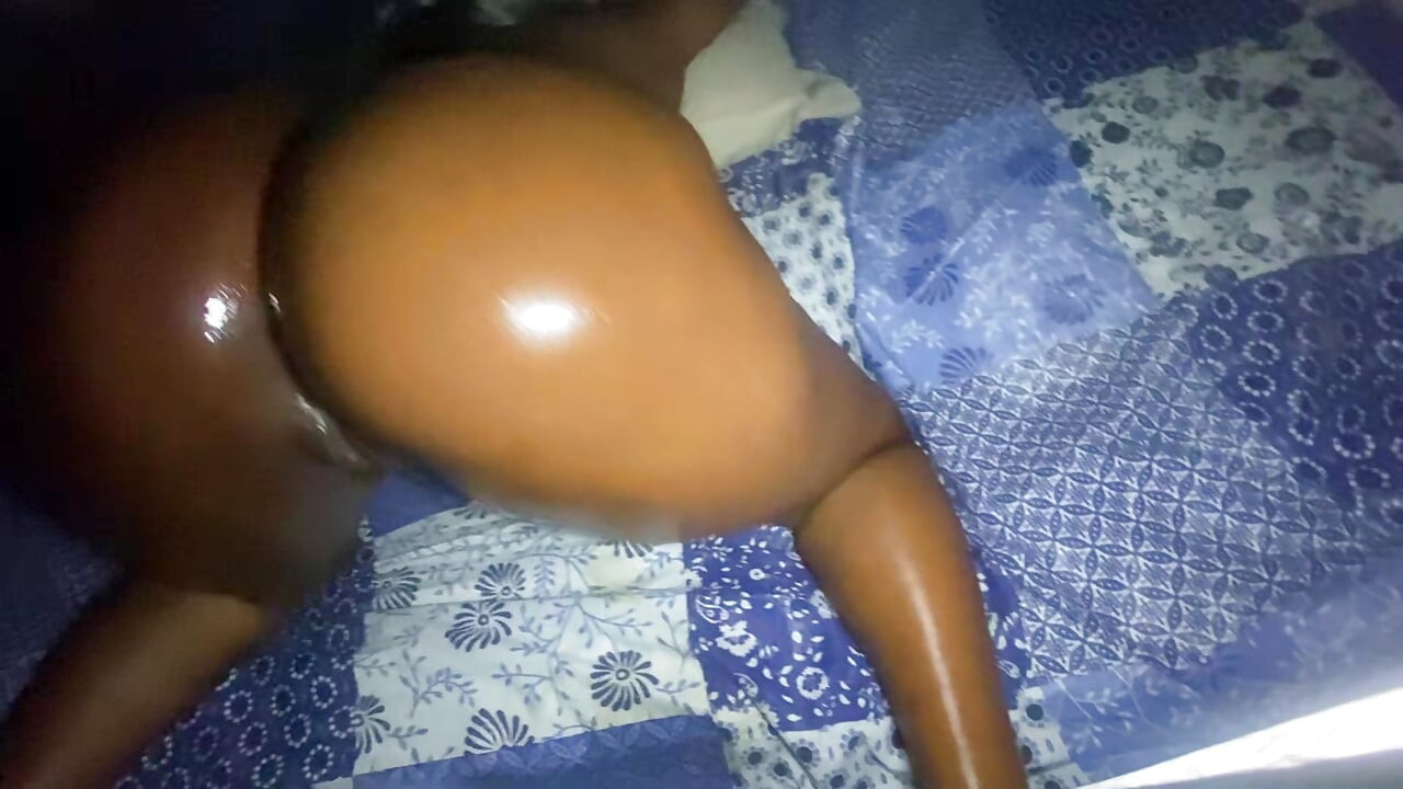巨臀继母在房间里张开双腿，让继子操她的骚逼