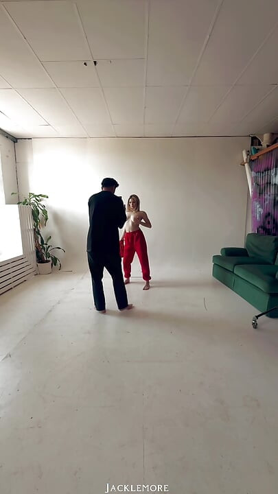 Bts Dolly Love sesión de fotos, chupar y follar duro en el estudio