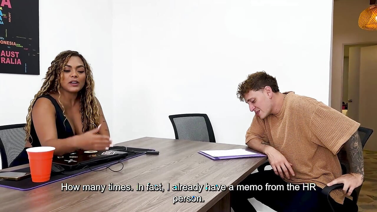 Sexy ebenová Latinoameričanka je tvrdě ošukána svým průměrným zaměstnancem, když jsou sami v kanceláři
