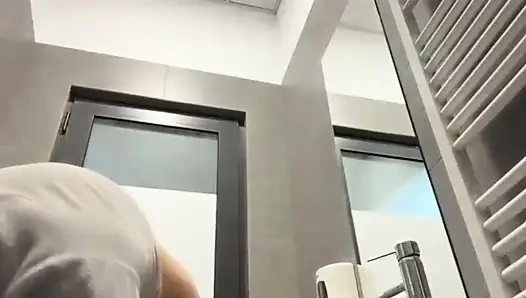 Cewek sange ini lagi asik fingering memeknya sampai dicrot di dalam - close up