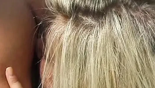 Cewek rambut pirang dengan toket besar lagi asik jilat memeknya sendirian