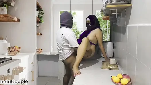 Üvey kız kardeşinin mutfağında yemek pişiren viral Indo hijab eşi içeri girer ve sert