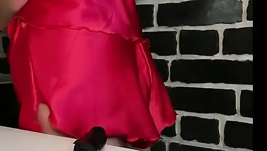 Fluffy busch ist von unter dem höschen sichtbar, neckt mit Füßen, Fußfeet ginnagg