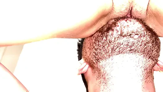Jilat memeknya sebelum dia menunggangi kontolku, makan memek, tubuh seksi, tato, memek sempit, memek basah