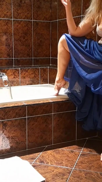 Amateur Blonde Mature Enjoys Sex Games in Bathroom and Bed