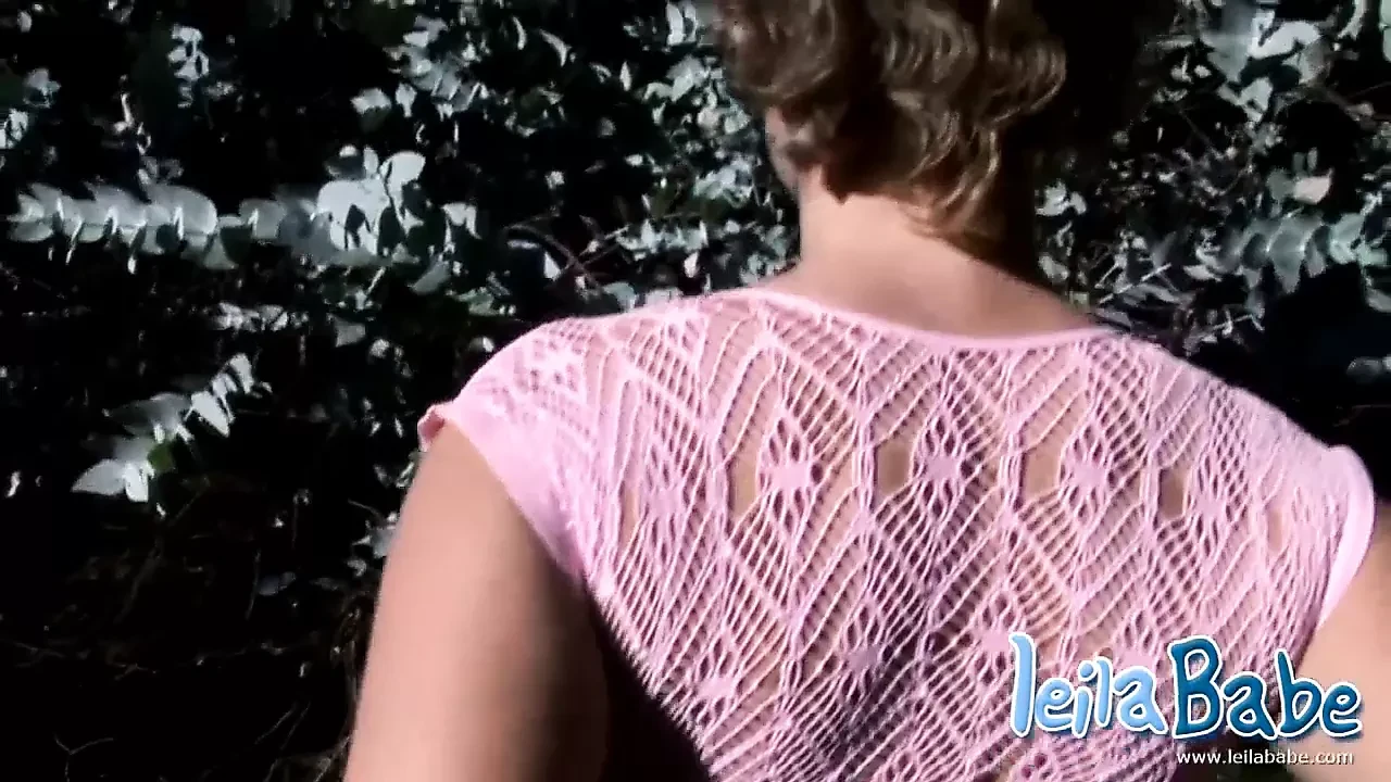 Leila fait un strip-tease en montrant ses gros seins et sa chatte en plein air