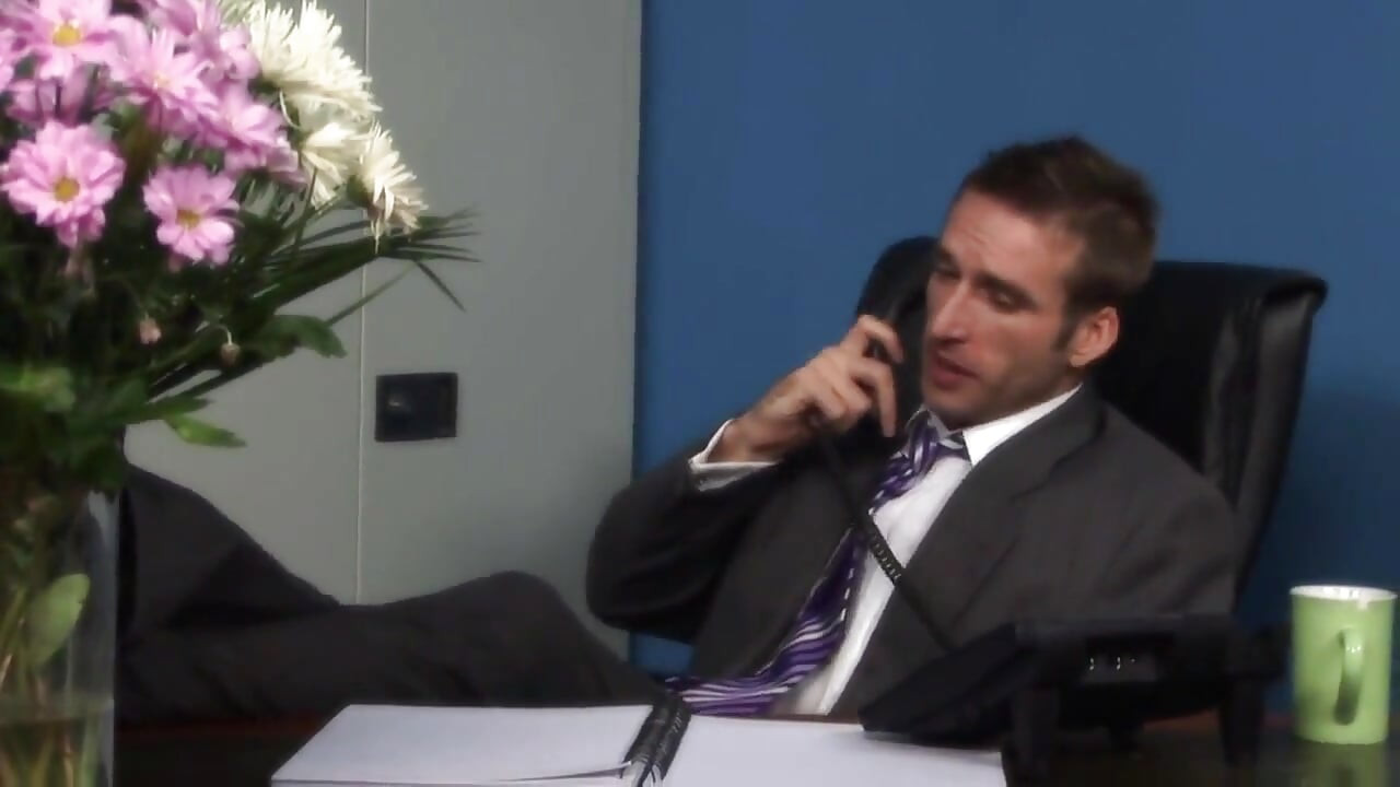 La padrona in lattice assicura il legame ai suoi schiavi