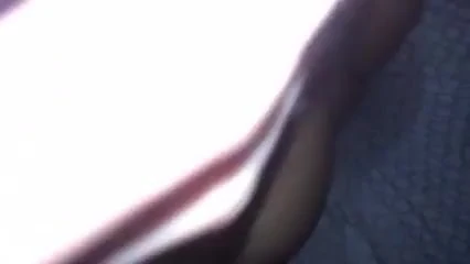 Zgodni momak jebe devojku u doggystyle sa svojim ogromnim kurcem