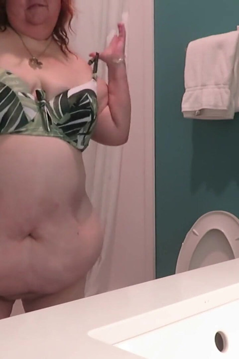 İri güzel kadın hemşire Vicki 2 parçalı yeni bikini setini çıkarıyor