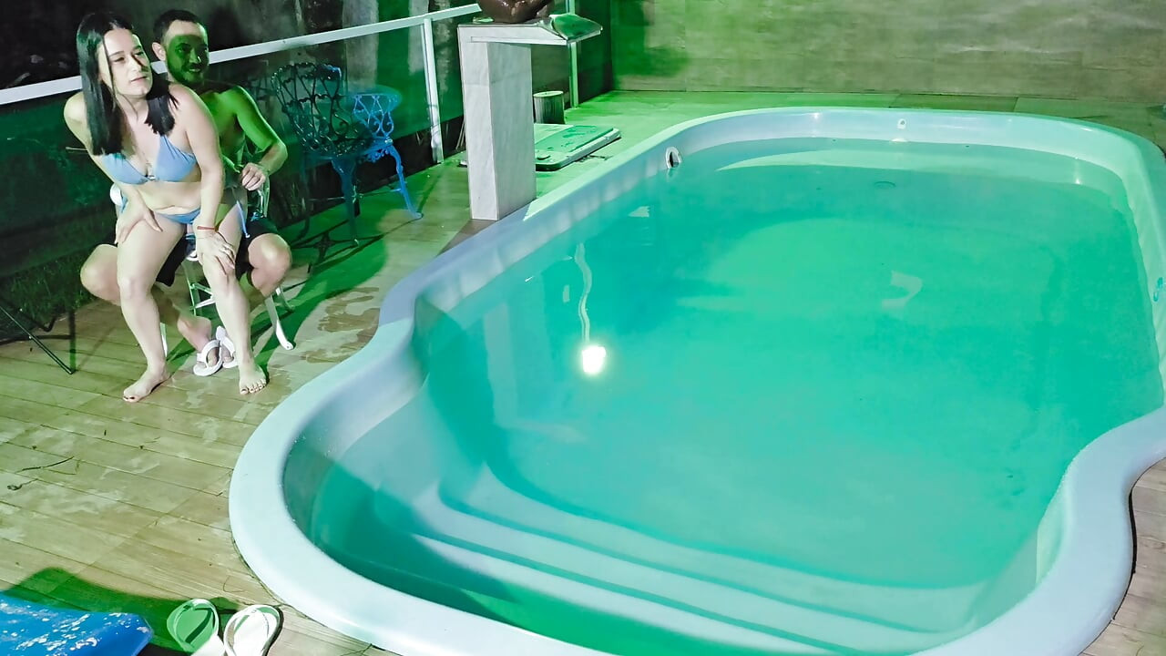Flagra! Pego Por Duas Morenas Se Masturbando Na Piscina Pública Do Condomínio