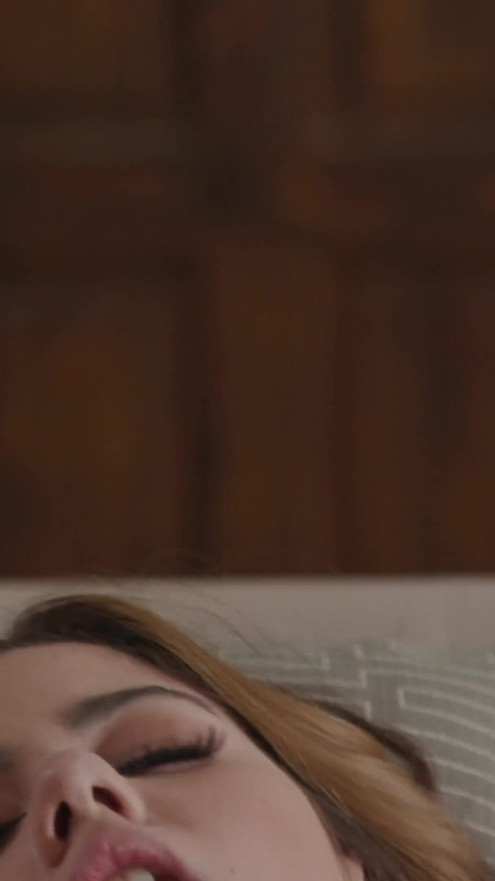 Ellie Nova står på stefarens creampie-liste