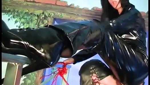 Cewek dominan dengan kostum lateks lagi asik seks anal sampai dicrot sperma hangat