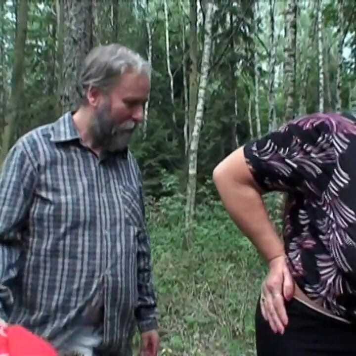 年轻淫荡的青少年监视一对老夫妇在农村啪