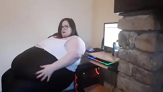 SSBBW-arbeiterin im büro nach einbruch