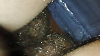 Asiatischer junge miamela zeigt ihren schönen schwanz