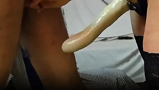 Fick seinen arsch mit meinem großen dildo.