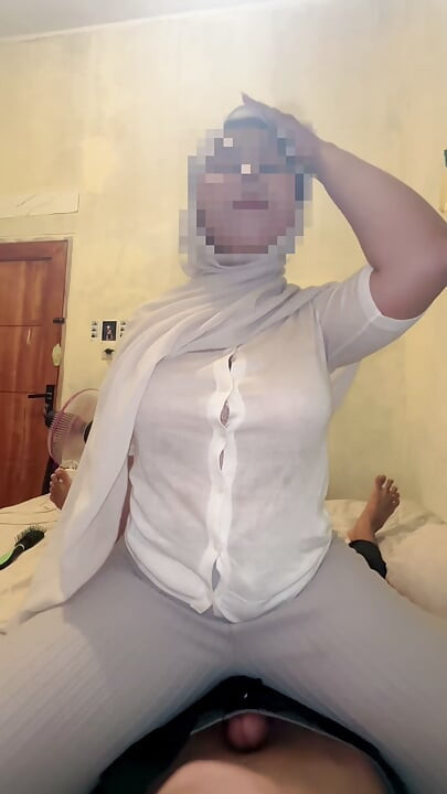 Dì tôi lúc nào cũng nghiện.