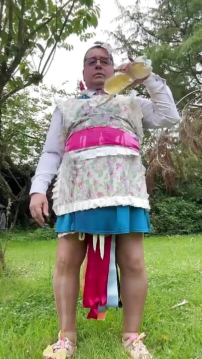 병으로 오줌 샤워하는 정원사 복장