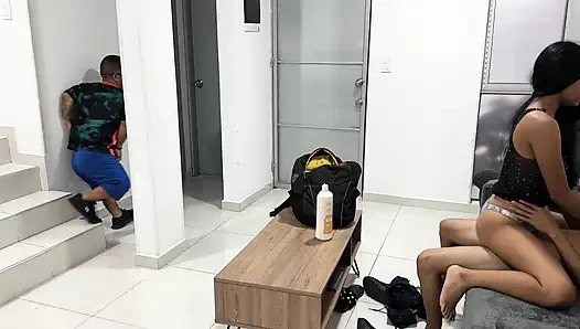 Genç ve çekici masöz müşterisine sert sikişiyor ama karısının sikilmesini görmekten hoşlandığını bilmiyor.