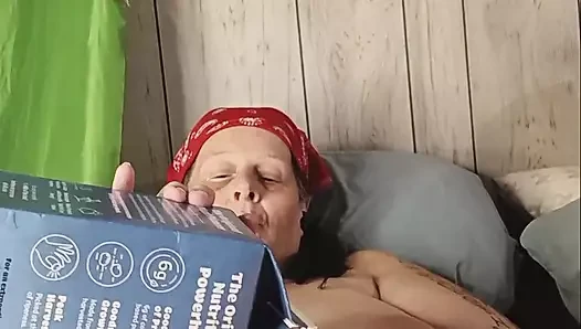 O sütlü ipeği tıknaz pembe kokan doğum günün kutlu olsun iri güzel kadının her yerine sıçratıyor