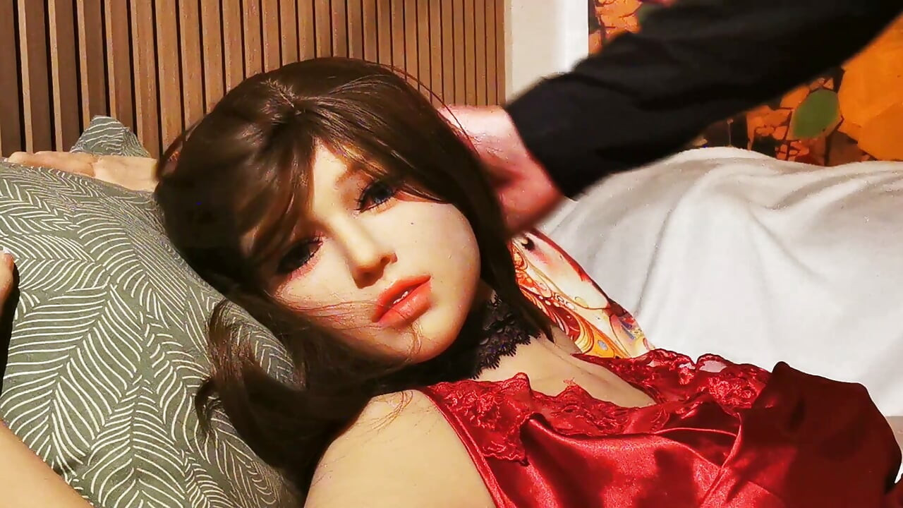 Chloe la poupée Funwest se fait baiser trois fois après la soirée casino.