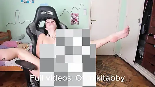 Spor salonundan sonra tüm vücuduma krem koyuyorum