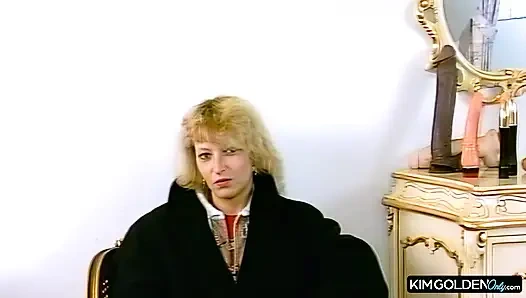 Blonde Verfuehrerin mit gigantischen Dildos