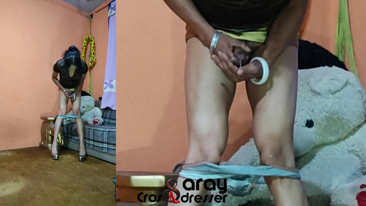 Travesti com uma saia de vinil goza