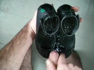 sperme dans ballerine kickers noir