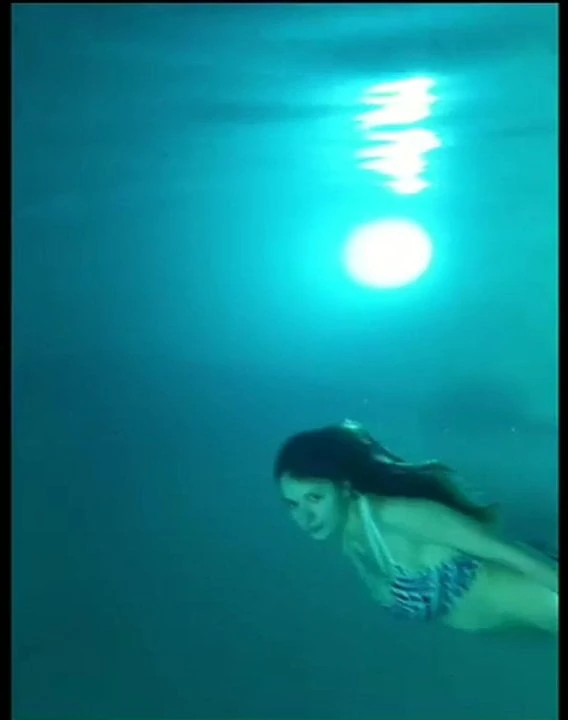 Hot body babe whore diving at the ocean