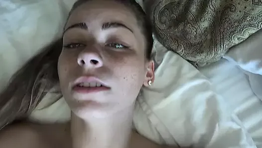 Une séance de Renee Rose en POV suce une bite et prend une bite au fond, puis avale du sperme sur les pieds et la bouche