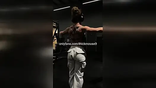 Instagram canlı dansı sırasında yaramaz genç kızın amcık frikik