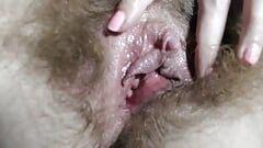 Closeup klitoris besar masturbasi memek jembut tebal