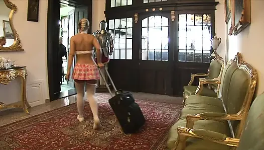 Sarışın üniversiteli genç kız zar zor sikiliyor