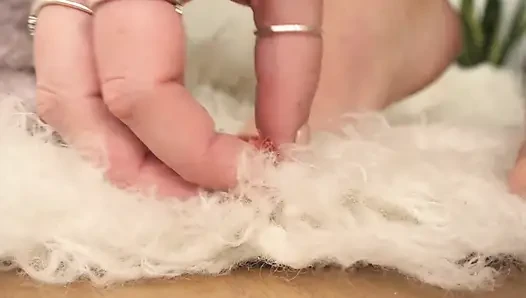 Giantess küçük bir tuzak kuruyor