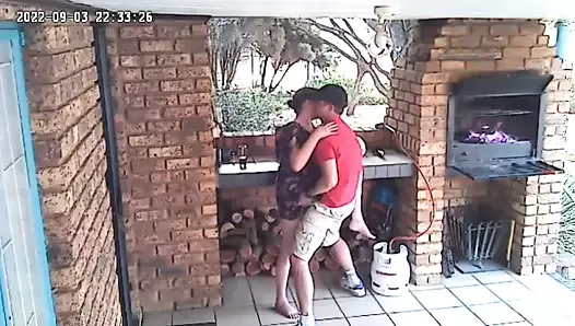 Caméra espionne: CC TV, un couple dans un appartement baise sur le porche d'une réserve naturelle