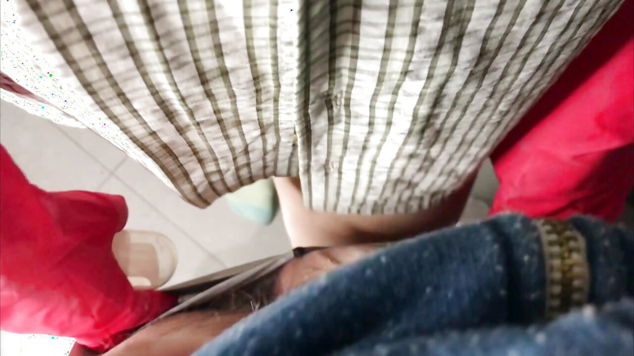 Jab main saphaee kar rahi thi tab mera sautela beta jim se vapas aa gaya. sauteli mammi madad ka hath baati hai. meri lal paintij men bara bhar.