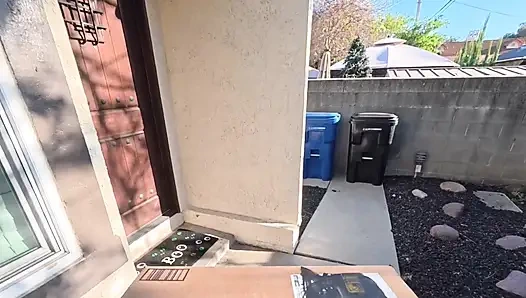 Asyalı eş seks oyuncaklarını çıkarıyor ve bir kurye tarafından anında sevişiyor